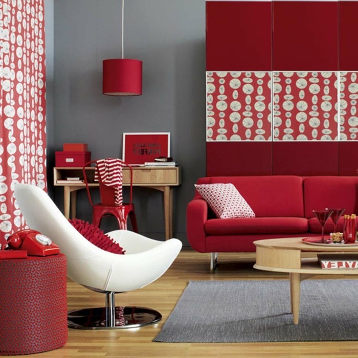 stue stue grå tæppe vægge røde møbler