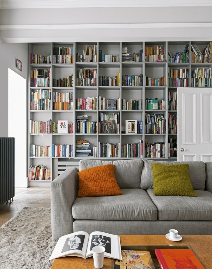levende ideer stue grå sofa bibliotek