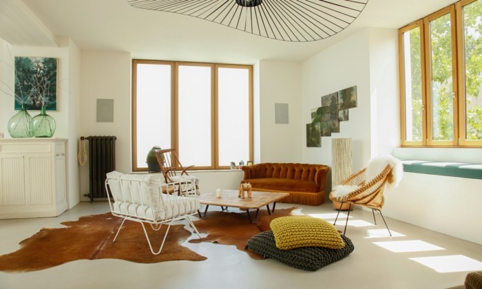 ideas de decoración plana sala de estar cayó alfombra paredes brillantes cojines del piso