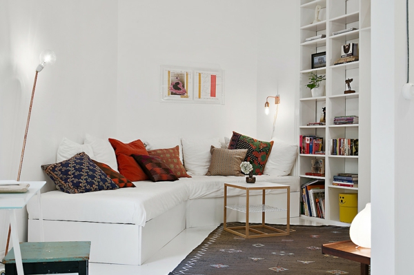 flad skandinavisk møbler runner sofa garderobe væg hylder