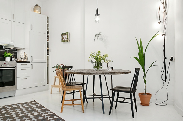 fladskandinavisk design åbent plan stue spisestue væglamper vedhæng lys