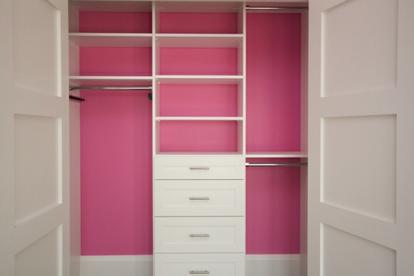 平整的粉红色墙面漆衣柜
