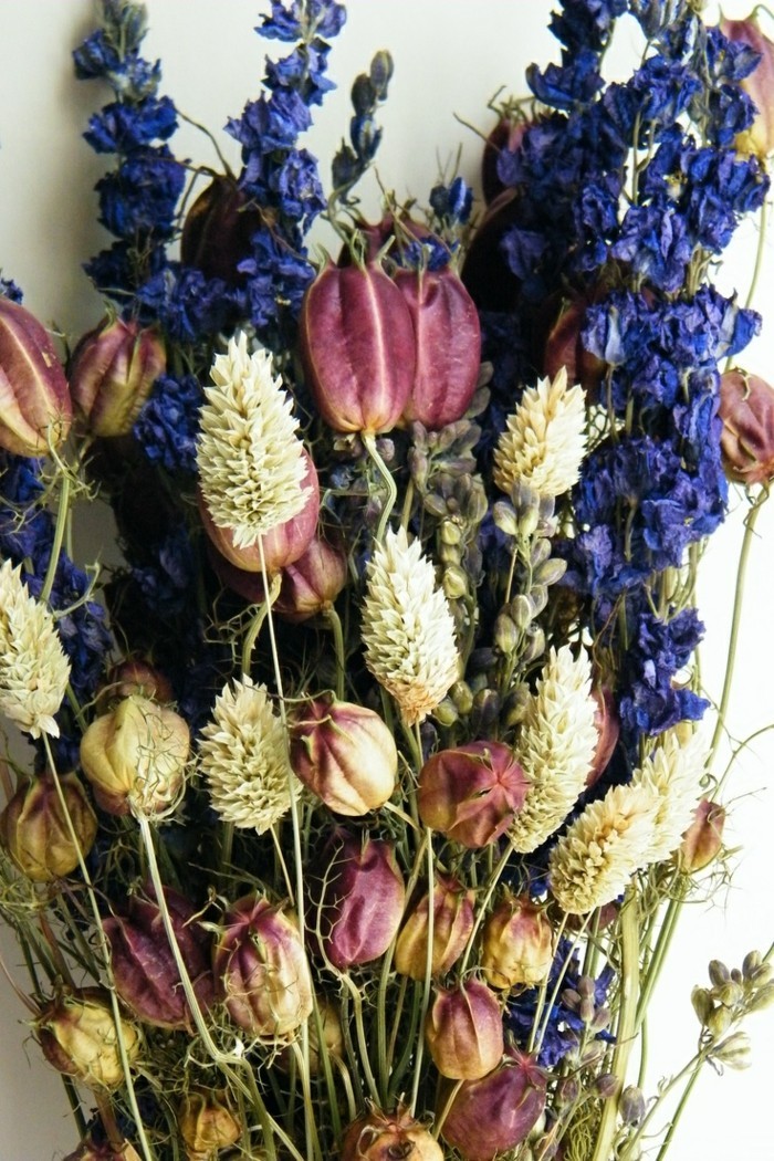 ιδέες διακόσμησης με ξηρά λουλούδια για εντυπωσιακή εμφάνιση