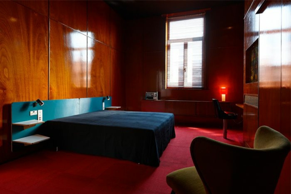 σπίτι διακόσμηση ιδέες υπνοδωμάτιο κρεβάτι κόκκινο χαλί