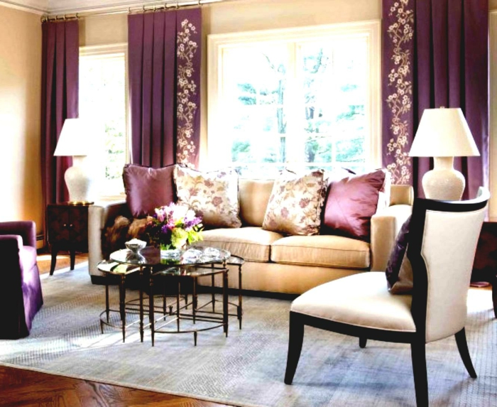 obývací pokoj béžová béžová pohovka purpurové záclony světlý koberec květinový dekor