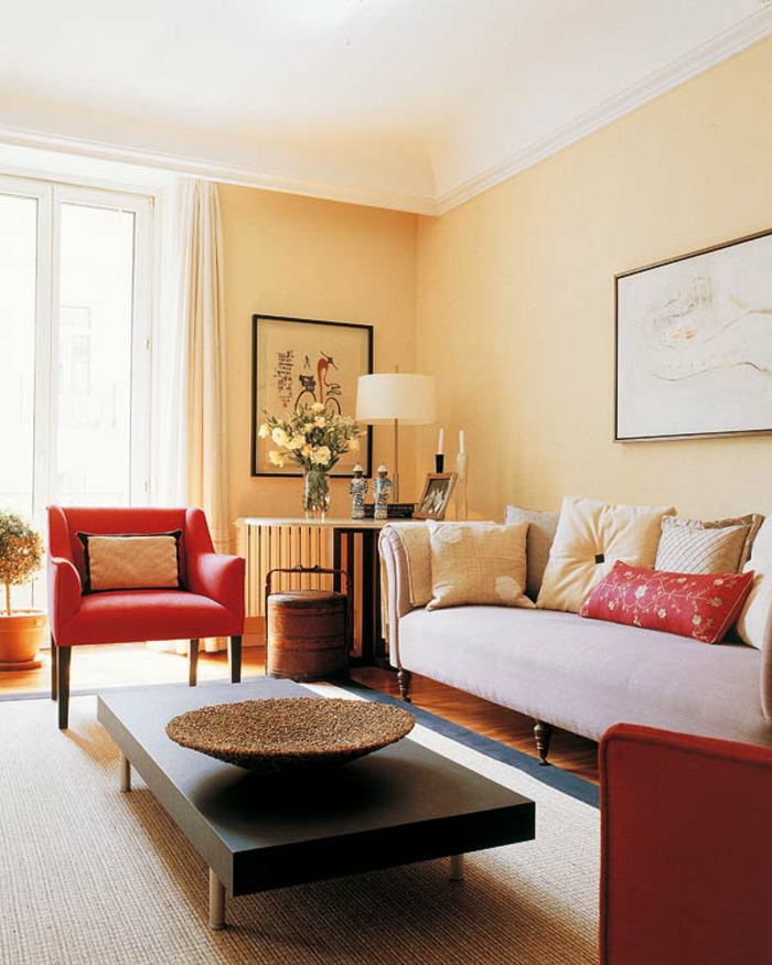 obývací pokoj béžové červené křeslo minimalistický konferenční stolek