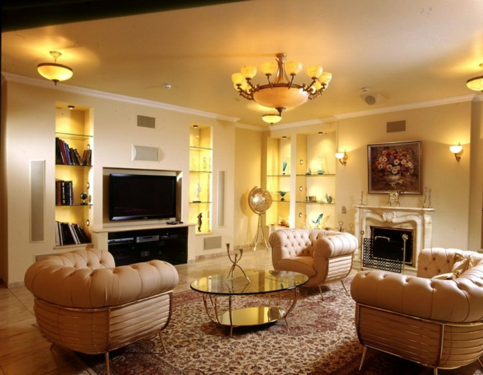 stue beige stilfulde møbler komfortabel åben hylde belysning