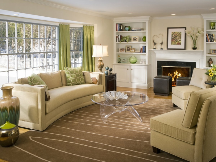 olohuone beigen tyylikäs matto vihreät verhot viileä sohvapöytä