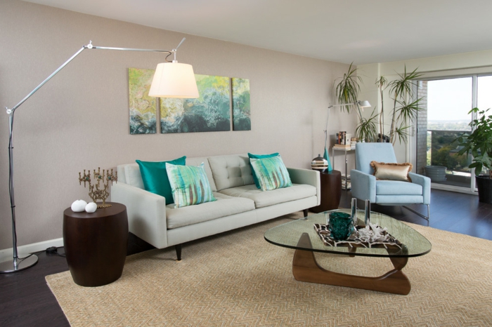 stue beige vægge moderne sofabord grønne accenter