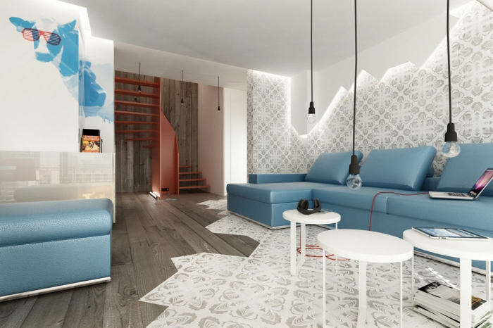stue belysning vedhæng lys blå sofa trægulv