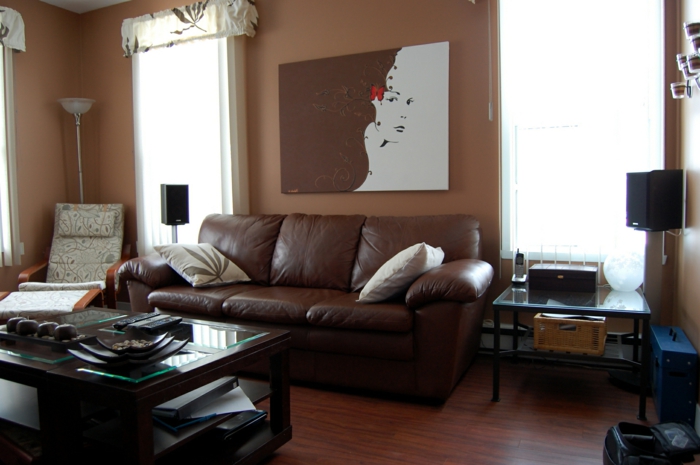 καθιστικό καφέ καφέ τοίχους δερμάτινο καναπέ μικρό σαλόνι