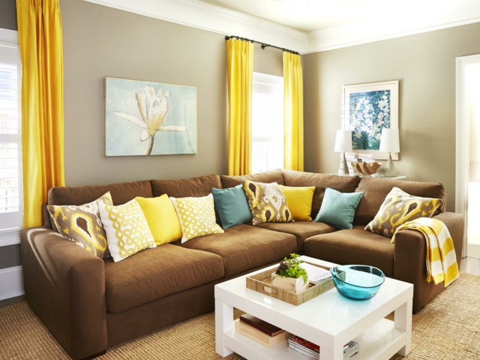 σαλόνι καφέ καφέ καναπέ μπεζ τοίχοι κίτρινες κουρτίνες