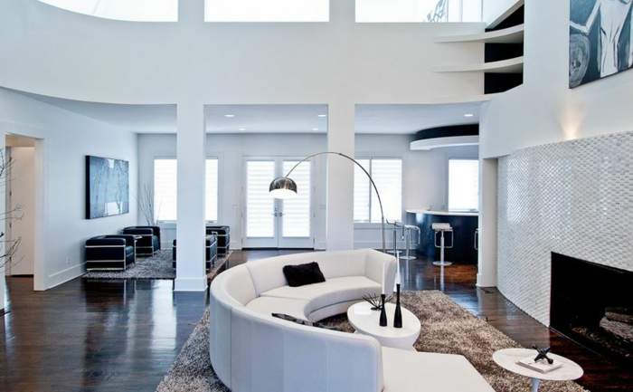 客厅沙发弯曲设计米色地毯壁炉