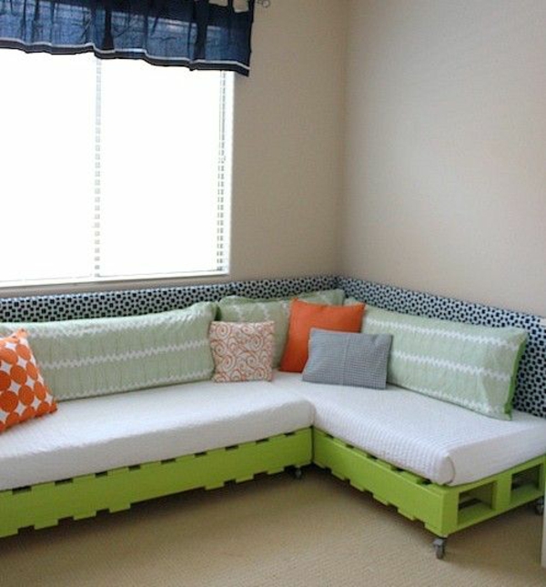 ideas de diseño de sala de estar muebles de bricolaje sofá hecho de paletas con rollos