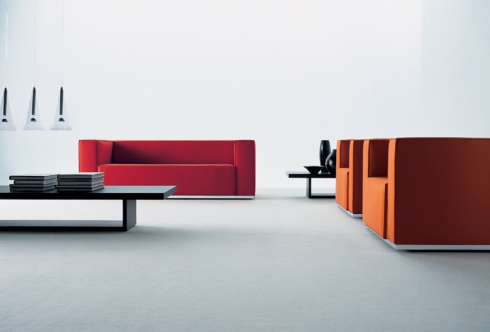 exemples de configuration de salon meubles colorés luminaires suspendus