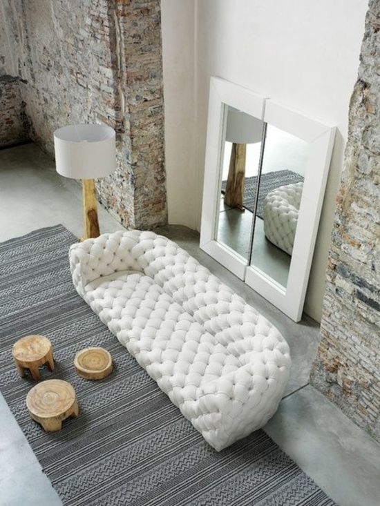 svetainė sukurta dizainerio sofa veidrodis medinis akmuo kontrastas