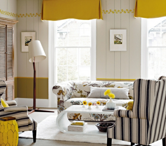 svetainė sukurta spalvota geltona grindų lempa retro akcentai