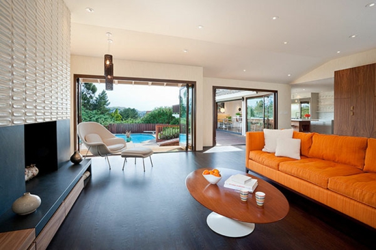 svetainė įrengta stiklo durys baseinas modernus židinio sofa oranžinės spalvos