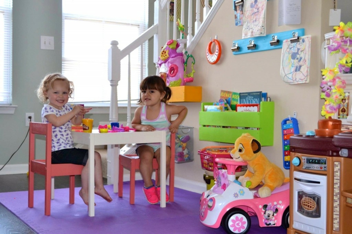 stue barnevennlig innredning ide barnas teppe barnemøbler lekeområde