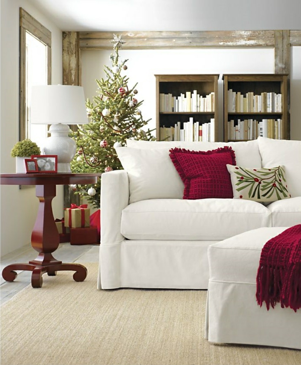 Sofá de la sala de estar con detalles en rojo