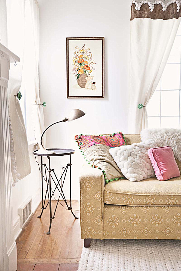 sala de estar set up sofá de mesa decoración de la pared de color pastel