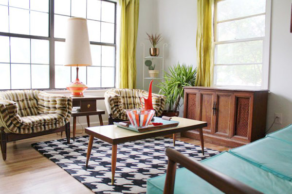 تعيين غرفة المعيشة طاولة أريكة كرسي منجد الستائر الملونة