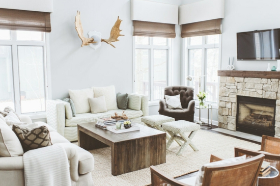 Salon mis en place style campagnard cheminée grès bois beige