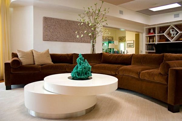 sala de estar elegante sofá marrón mesa de centro de lujo
