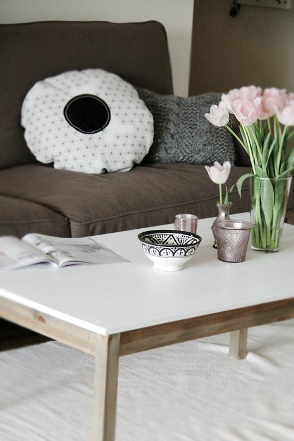 stue møbler møbler kaffebord træ dekoration ideer med tulipaner