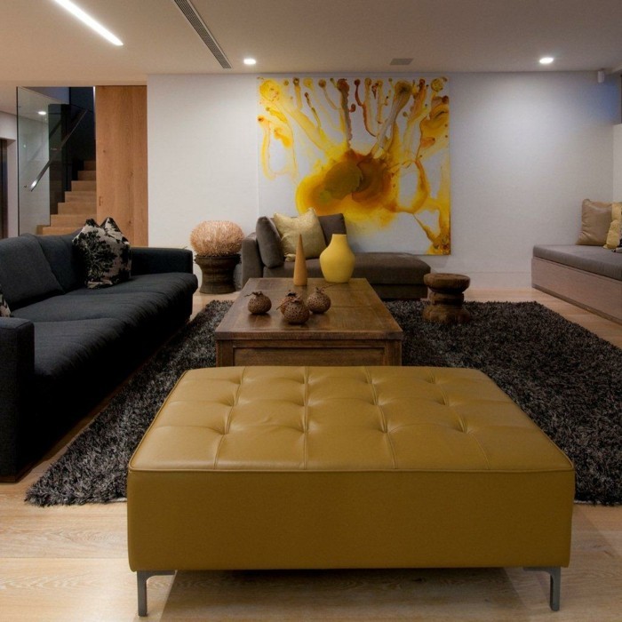 stue design gul accenter sort sofa tæppe feng shui