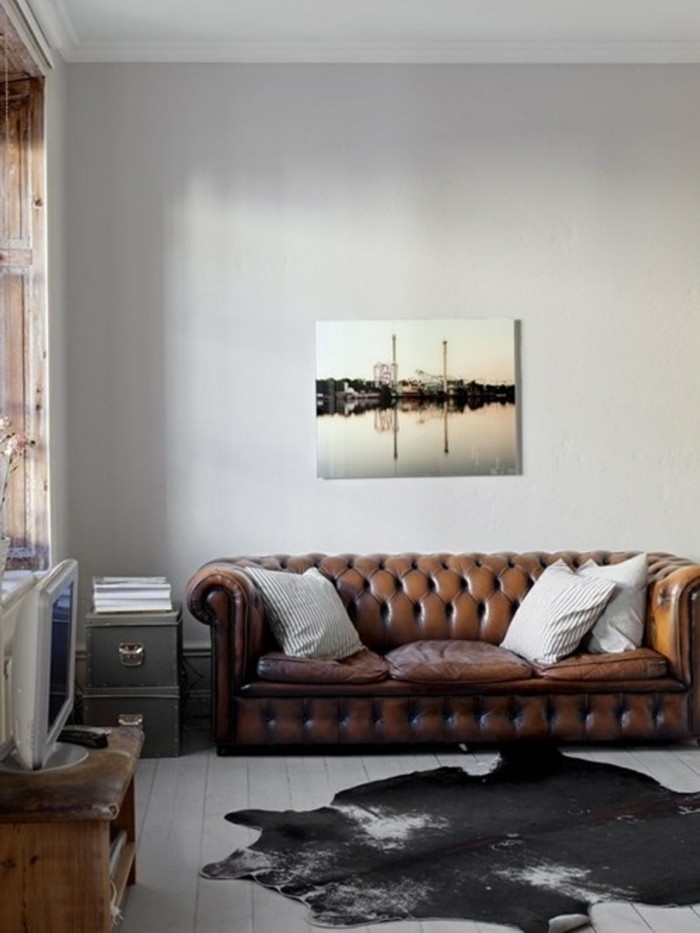 sala gris gris claro paredes sofá de cuero marrón