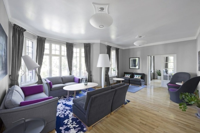 sala de estar gris con alfombras de colores y muebles grises