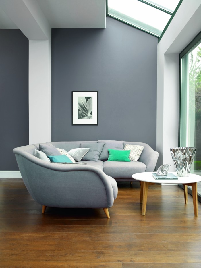 stue grå chic sofa grå vægge trægulv
