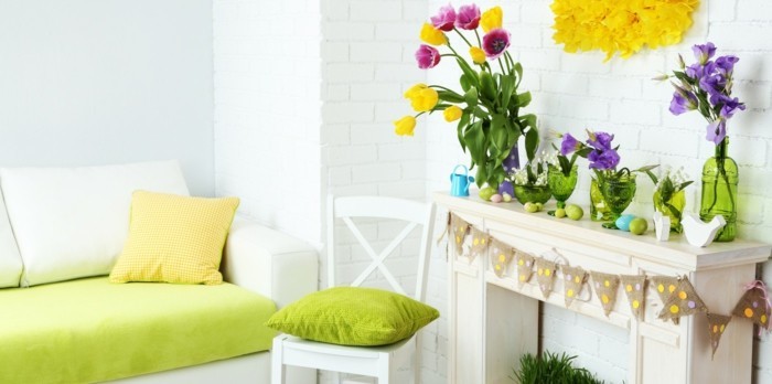 Ideas de sala de estar en primavera con flores y huevos de Pascua