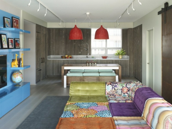 Obývací pokoje nápady patchwork pohovka a tyrkysová obývací stěna
