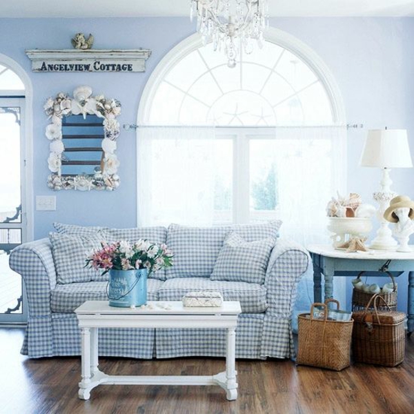 casa de campo sofás salón interior paredes azul claro piso de madera candelabros