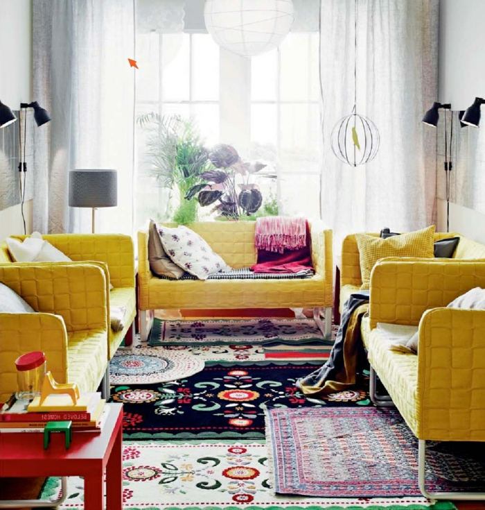 σαλόνι κήπου στυλ κίτρινο έπιπλα χρωματιστές κουβέρτες ευάερο κουρτίνες