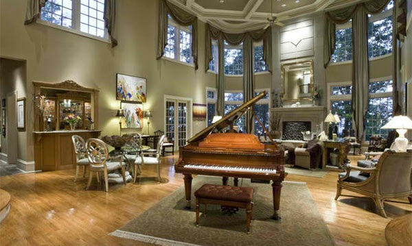 客厅家具，钢琴组传统的木制地板，高天花板的房间