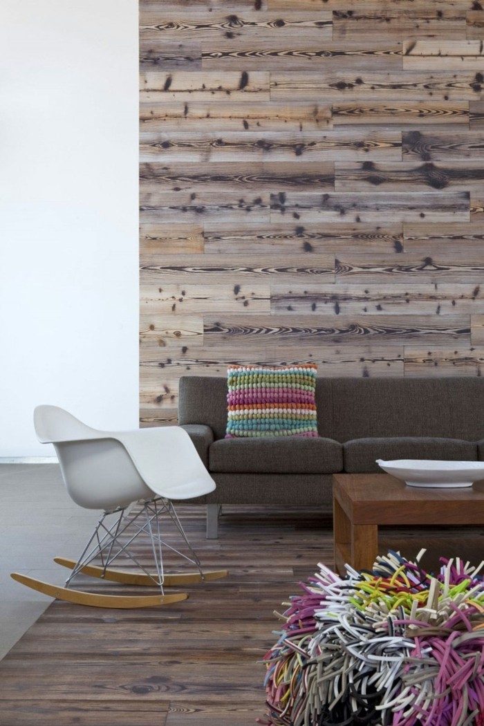 Woonkamer met rustieke muurschommelstoel en gekleurde accenten