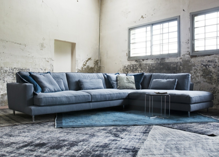 stue sofa blå tæpper blå nuancer beton look væg design