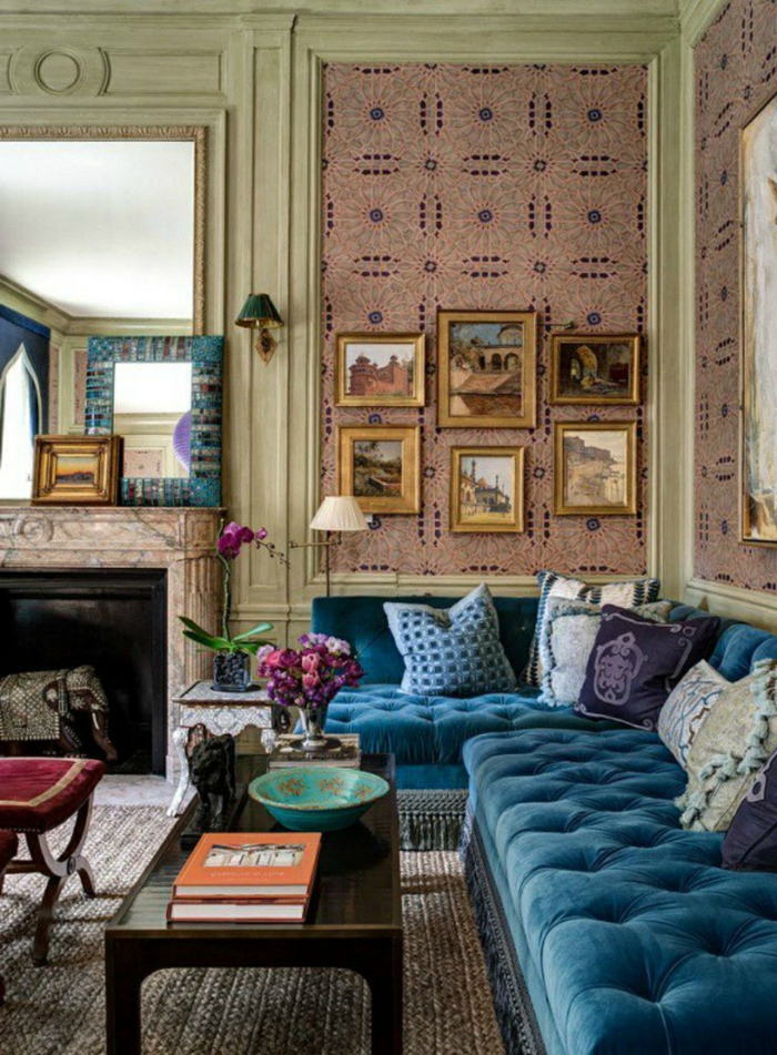 stue sofa blå sofa vægmonteret pejs hyggeligt