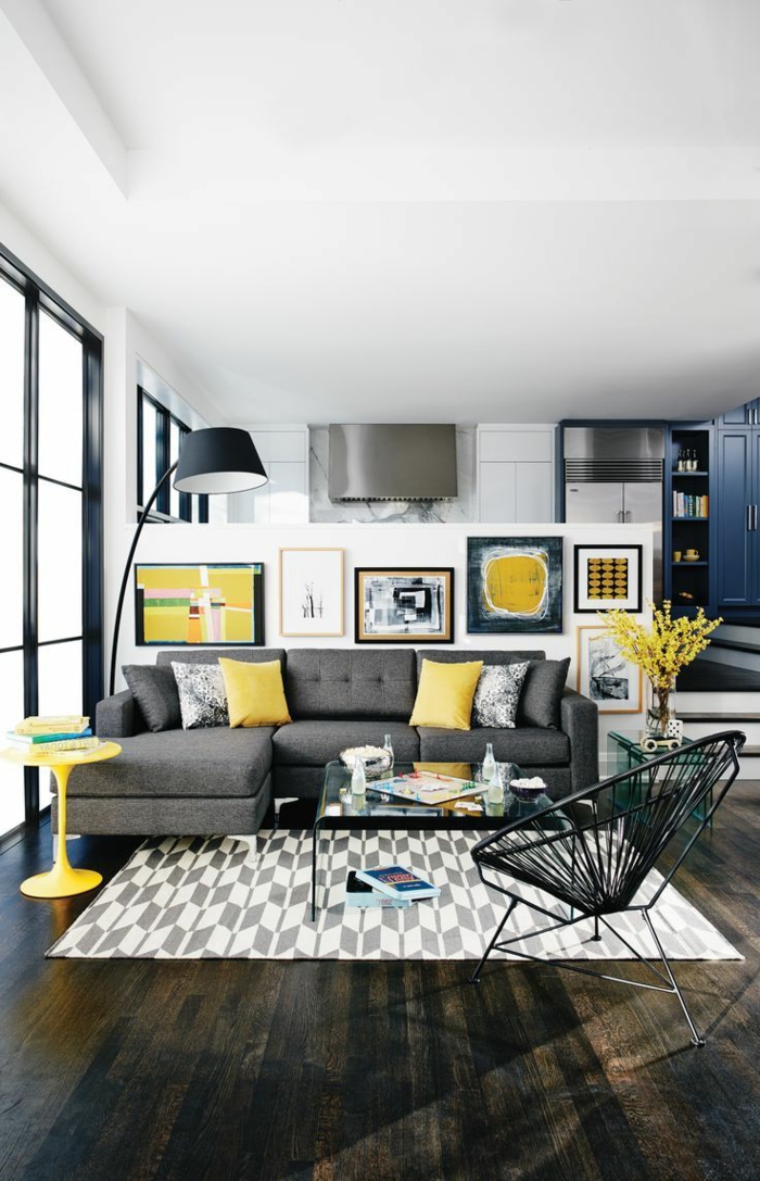 stue sofa grå gul kaste lys tæppe væg dekoration