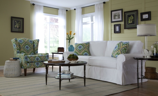 olohuone sohva maalaistyylinen värikäs nojatuoli