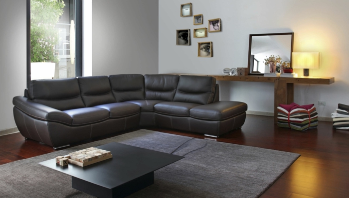 Dagligstue sofa læder sofa sort elegant minimalistisk sofabord grå tæppe vindue