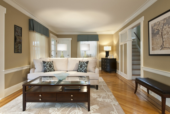 stue maleri ideer beige vægge elegant tæppe funktionelle sofabord