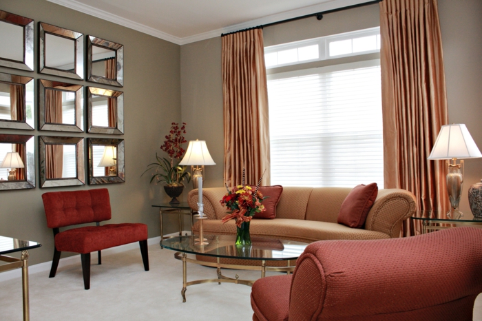 stue maleri ideer beige vegger røde møbler ovalt salongbord