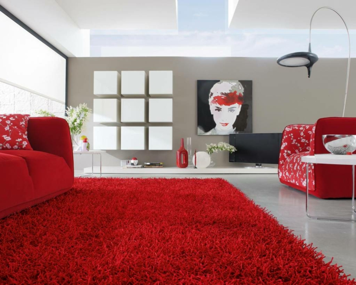 客厅绘画主题米色墙壁红地毯红色口音