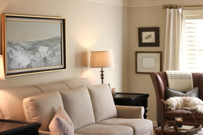 客厅绘画想法米黄墙壁油漆皮革椅子台灯