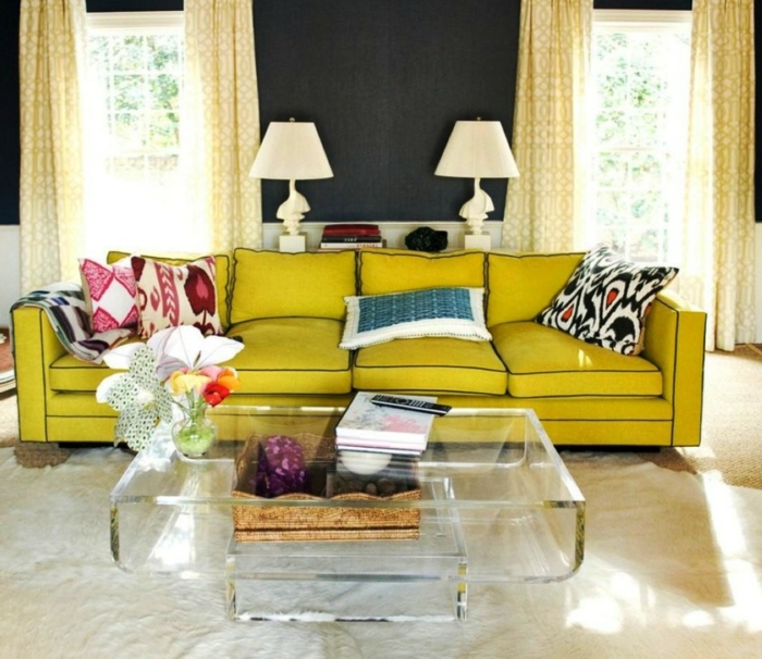 ιδέες ζωγραφικής καθιστικού σκούρο γκρι χρώμα τοίχου κίτρινο καναπέ γυάλινο τραπέζι