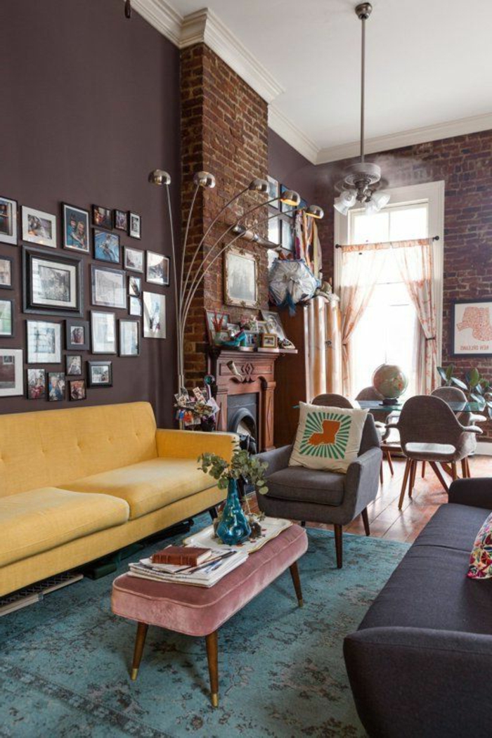 olohuone maalaus ideoita tumma seinät keltainen sohva kivi seinään riippuva lamppu